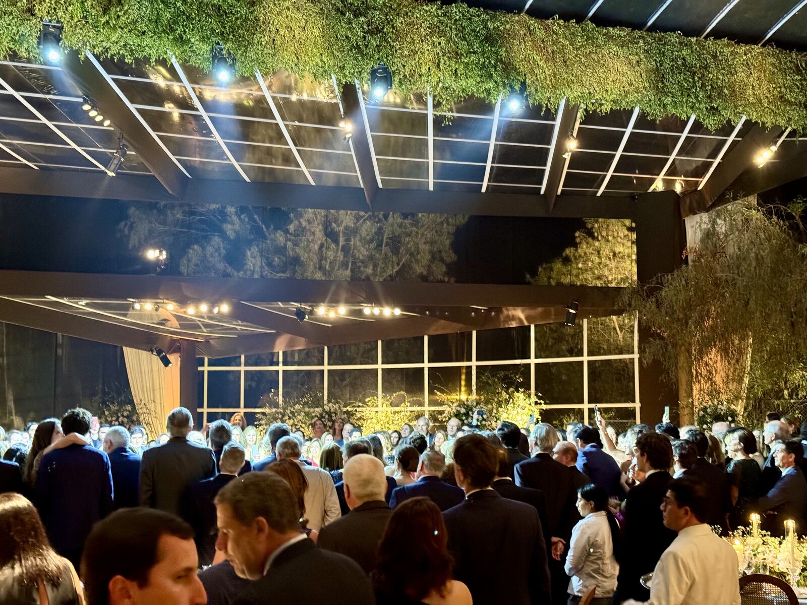 Salón blanco con luces y crowd