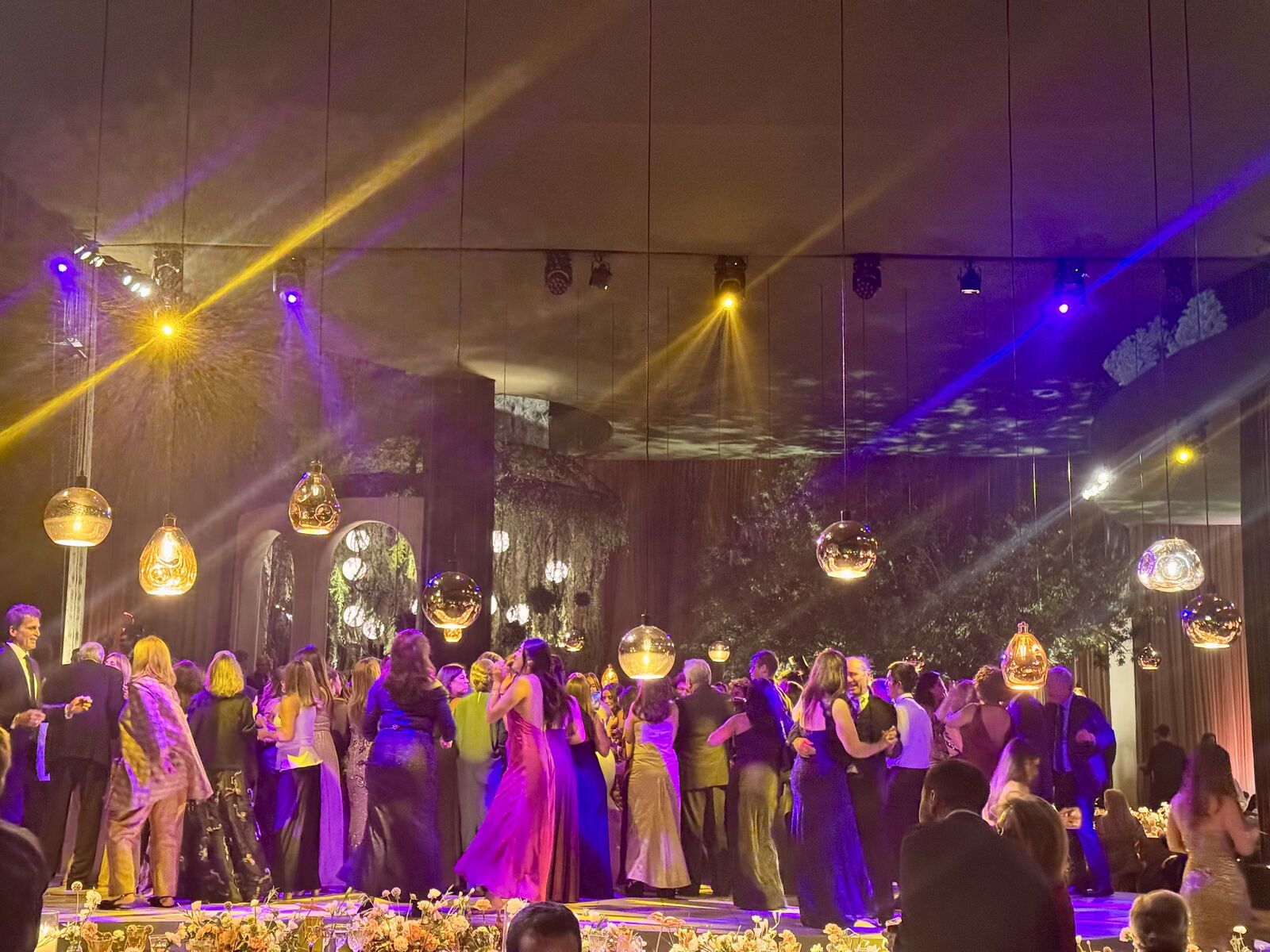 Drapes y crowd bailando con luces cálidas