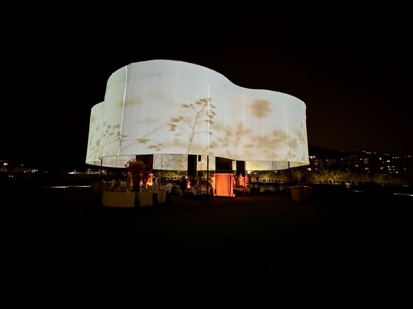 Instalación luminosa de un evento privado nocturno